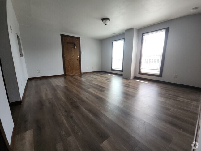 Building Photo - NEWLY updated 2 bedroom duplex Rental