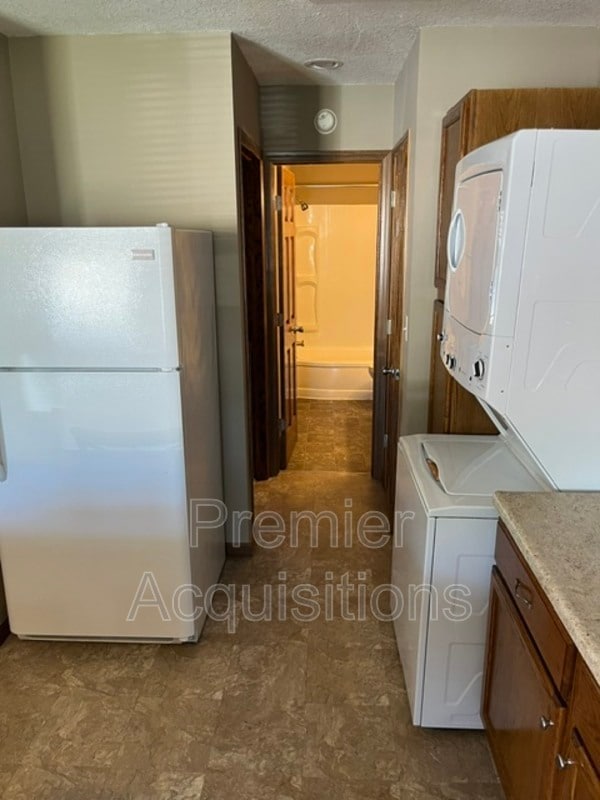 Photo - 210 E Bland St