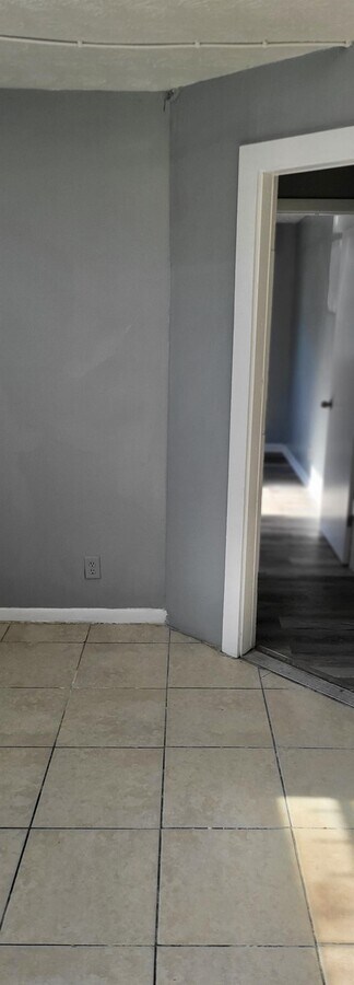 Photo - 1707 Logan St W