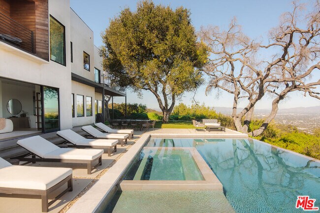 Photo - 13331 Mulholland Dr