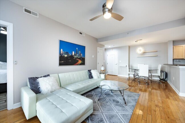 Photo - 718 W Trade St