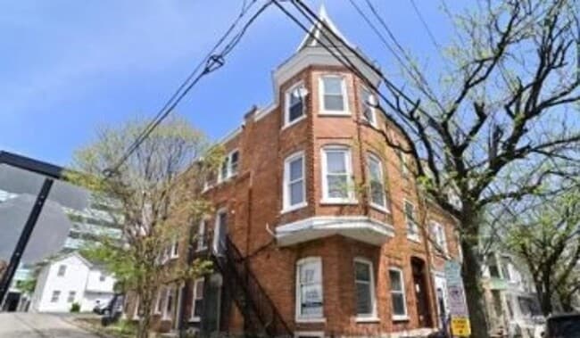 Building Photo - 831 Walnut St Unit #1