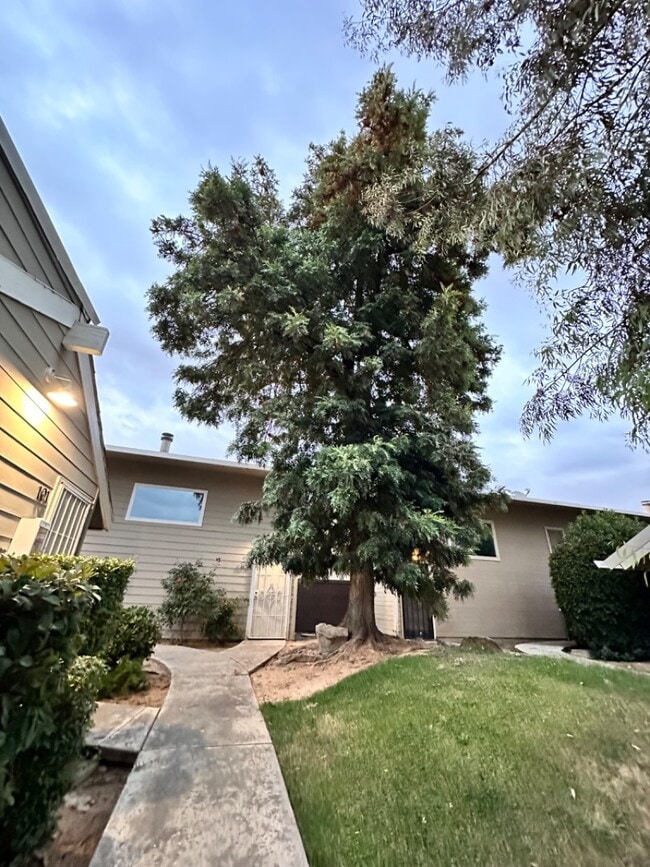 Building Photo - 290 E El Paso Ave Rental