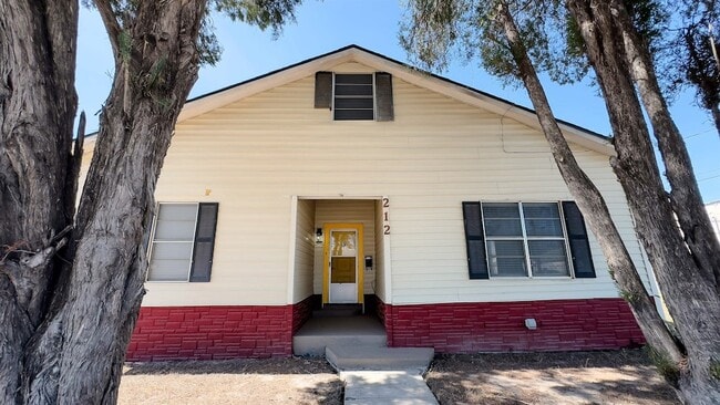 212 Ave L