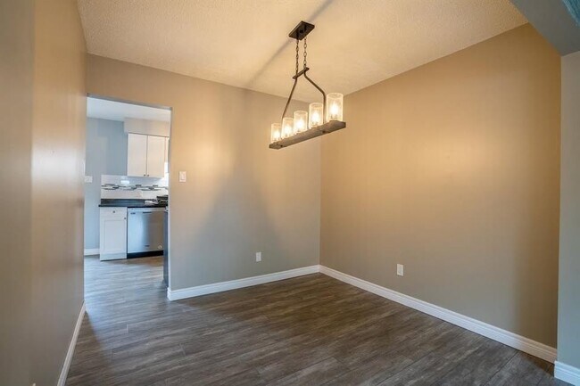 Photo - 301 Edgewood St