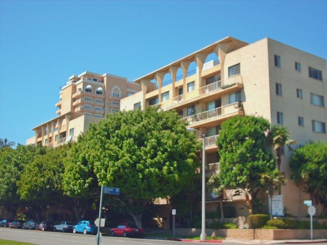 Building Photo - Burton Plaza..Gorgeous Newly Remodeled Stu... Rental
