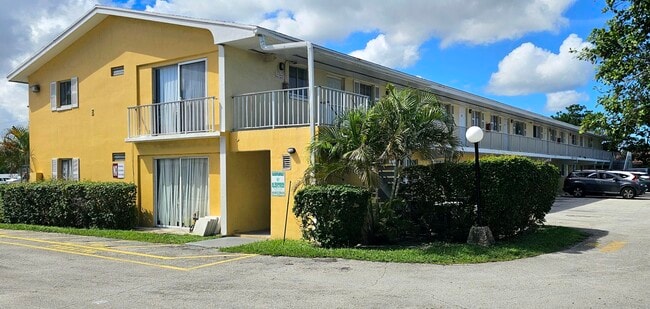 Building Photo - 1501 Crescent Cir Unit E44