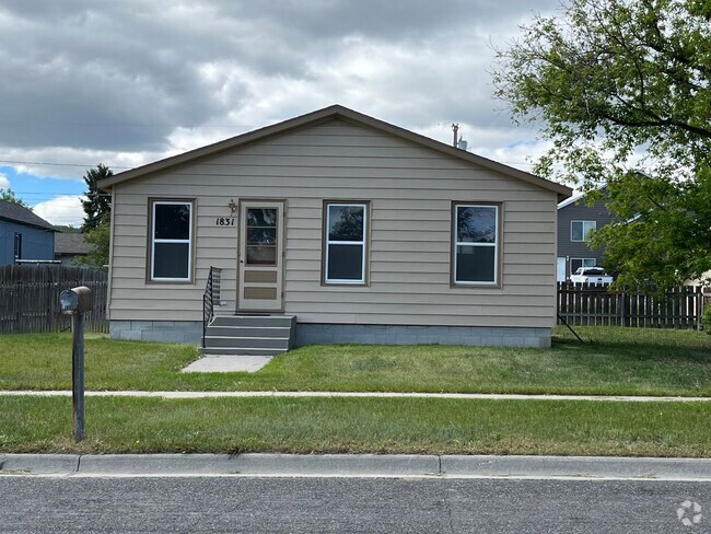 Building Photo - Two Bedroom Home, Detached Garage, Small D...