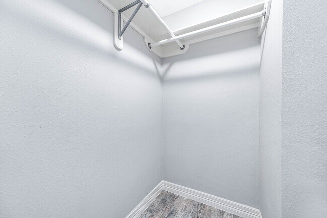 Building Photo - 5528 Beverly Hill St Unit 1