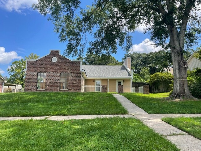 Building Photo - Welcome to this Beautiful 3 Bedroom 2 Bath... Rental