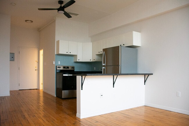 Photo - 67 Wyndham St S Unit 14