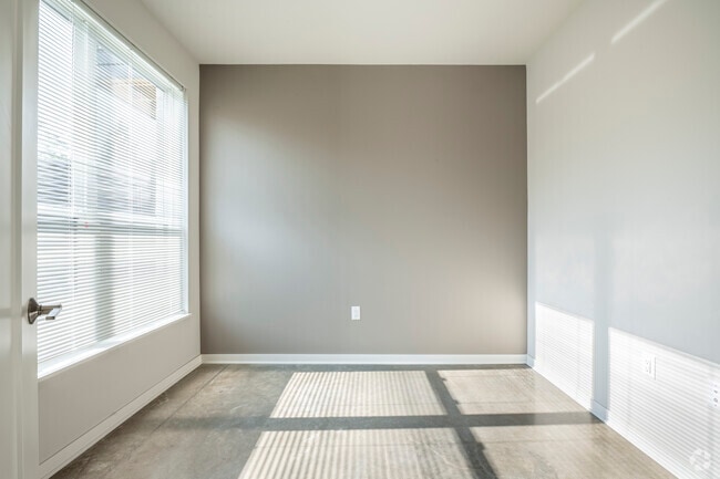 1BR, 1BA - 768SF - Den