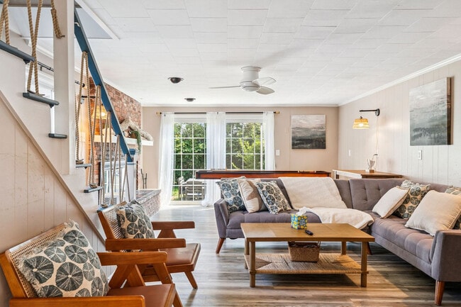 Building Photo - 2 Dover Ave Unit ID1333622P