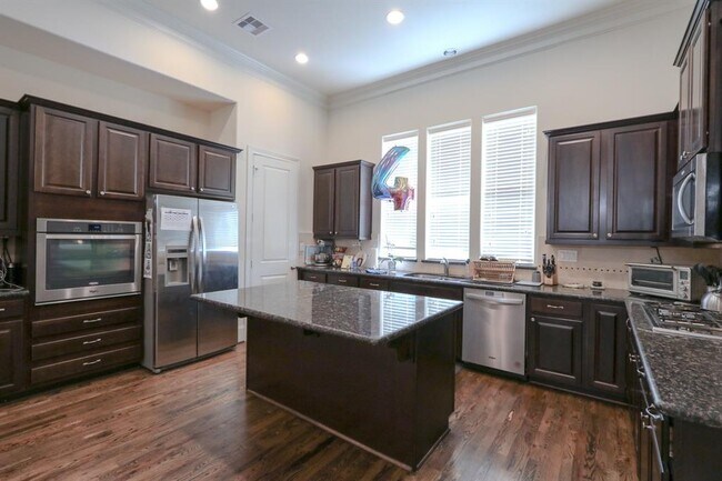 Building Photo - 2033 Fannin St Rental