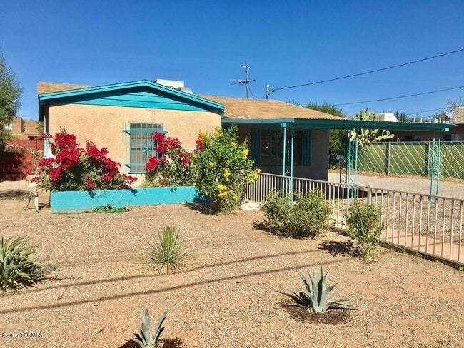 Photo - 1419 E Hedrick Dr House