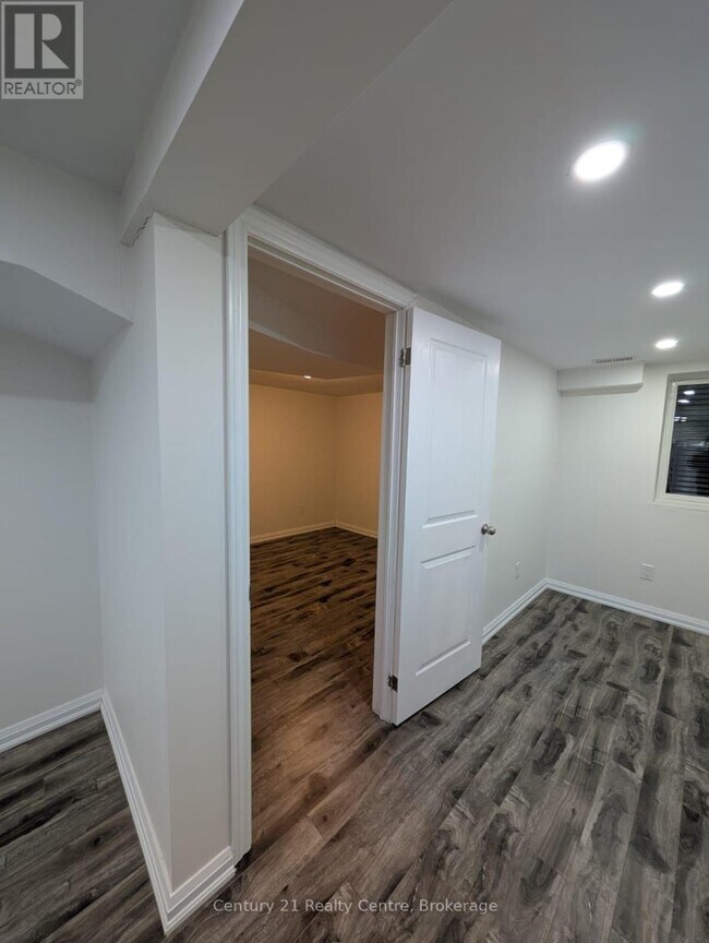 Photo - 22 Huronia Ct