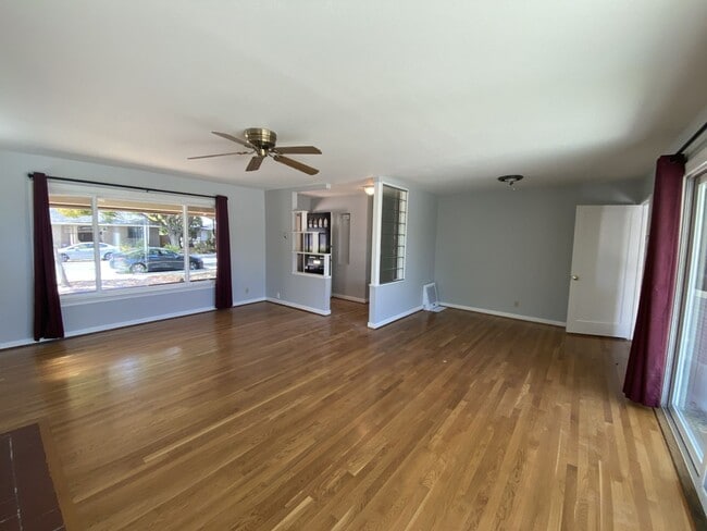 112 N Cypress Ave