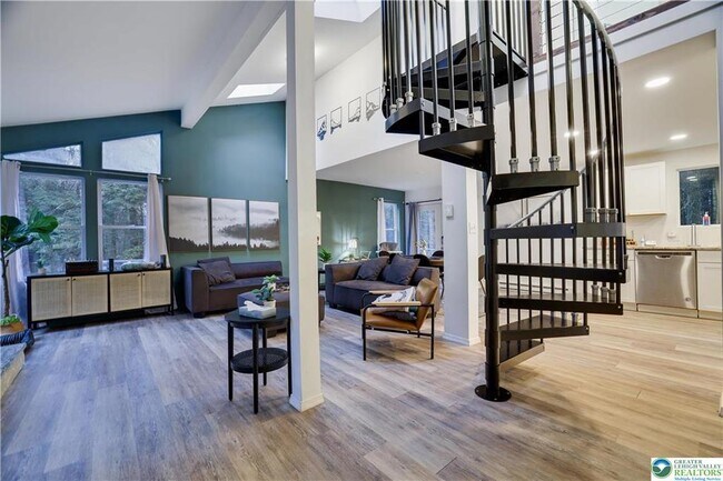 Photo - 421 King Arthur Rd