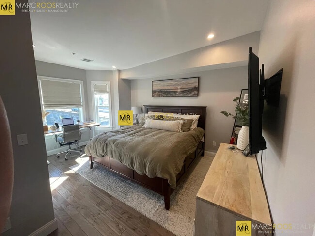 Photo - 170 Paris St