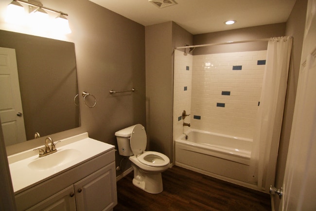 Photo - 1306 E 11th St Unidad 8