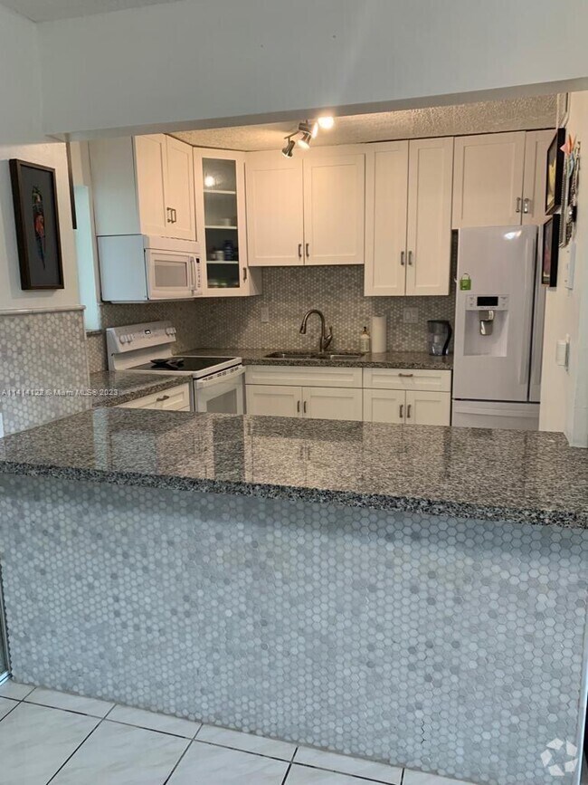 Building Photo - 9140 Fontainebleau Blvd Rental