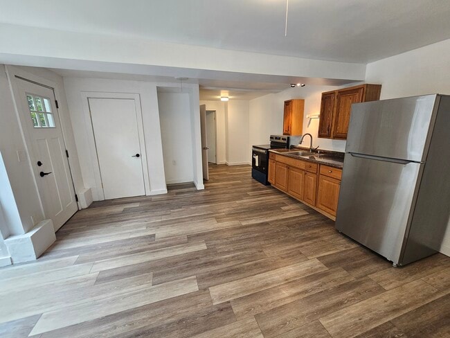 Building Photo - 6 Cider Mill Rd Unit All Utilities Included Ap