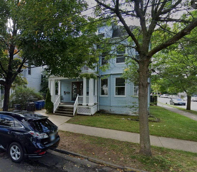 Building Photo - OVERSIZED FIRST FLOOR 3 BEDROOM APARTMENT WITH WASHER/DRYER Unit 1st Floor