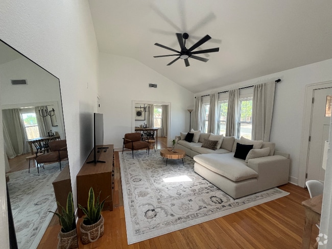 Building Photo - 905 W Michigan Ave Rental