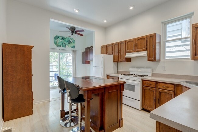 Sunny eat-in kitchen - 1224 W Barry Ave Unit 1