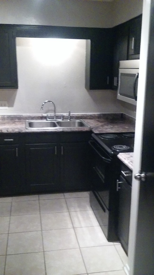 Photo - Amberwood Apartments