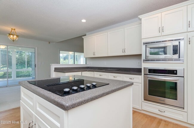 Photo - 340 Palmer Way