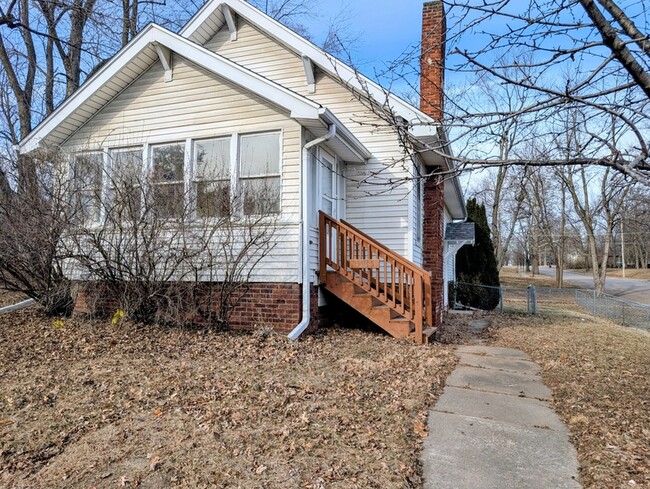 Photo - 1015 A Ave E