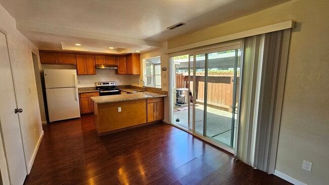 Photo - 4 bedroom townhouse near Top Rated Pleasanton Schools