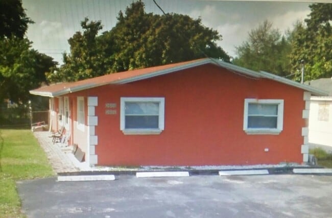 Available Soon 1st/Last/Sec. - 5644 Pierce St Unit 2/1 Duplex