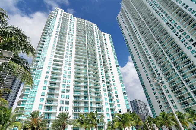 Photo - 951 Brickell Ave Unidad 2010
