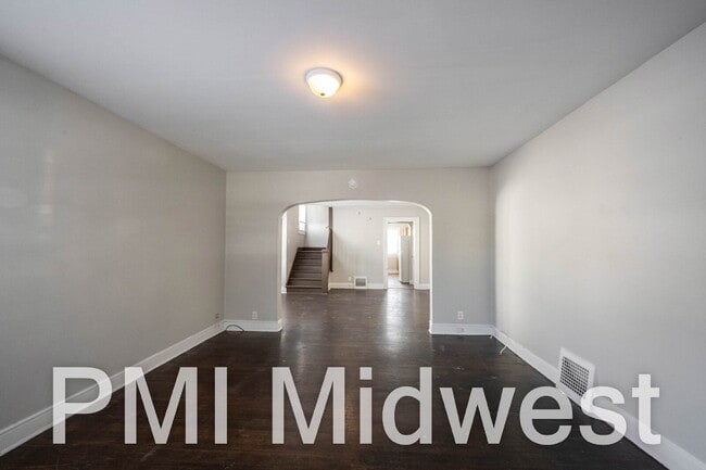 Photo - "Charming 3-Bed Duplex on Guilford Ave - A Cozy 1100 Sq Ft Retreat in Indianapolis!"