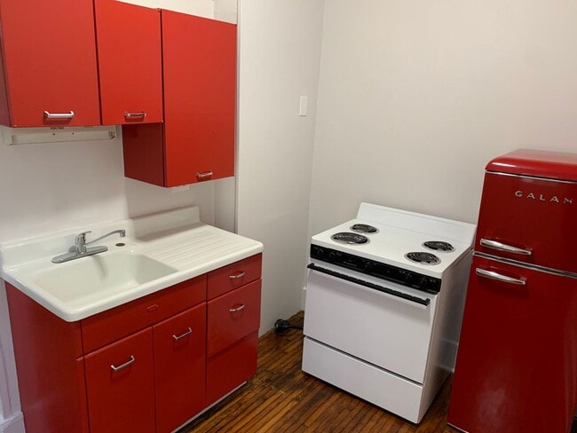 Building Photo - N Main Triplex Unit 431 N Main Rental