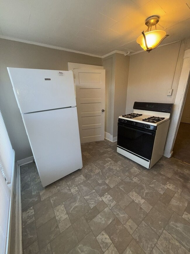 Photo - 1424 W. Fourth St. - 3 Unit Unit 1424 W. Fourth St. B