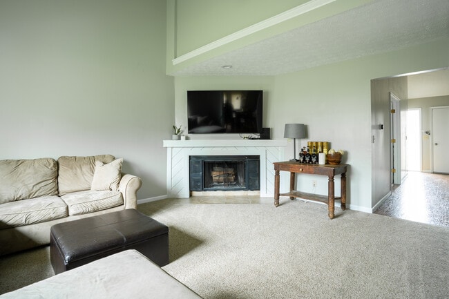 Building Photo - 67 Groton Dr Rental