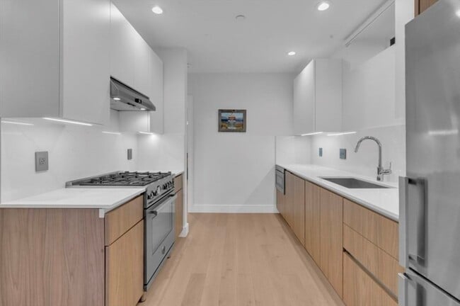 Building Photo - 708 E 6th St Unit 1