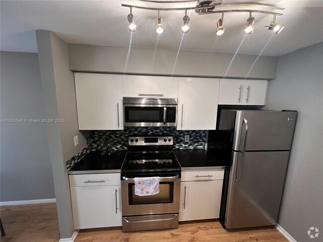 Building Photo - 2350 NW 33rd St Unit 809 Rental