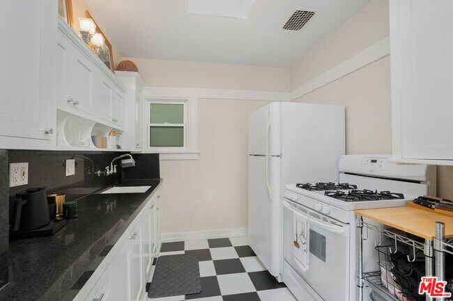 Photo - 431 Linnie Canal