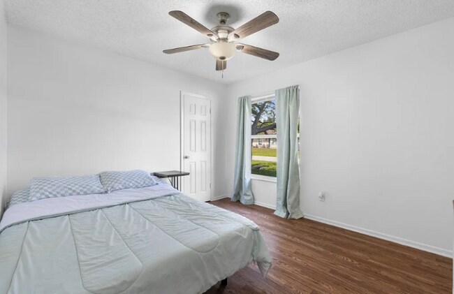 Photo - 733 SE Academy Ln