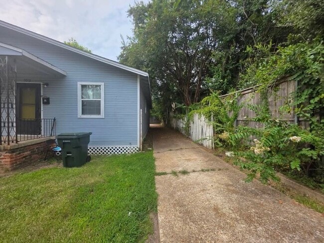 Building Photo - 1012 Boulevard St Unit Boulevard St Duplex Rental