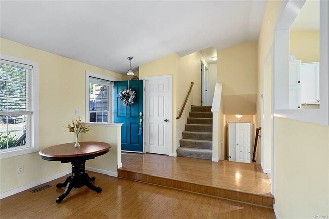 Photo - Cul-de-Sac Home Near Alderwood with Private Backyard