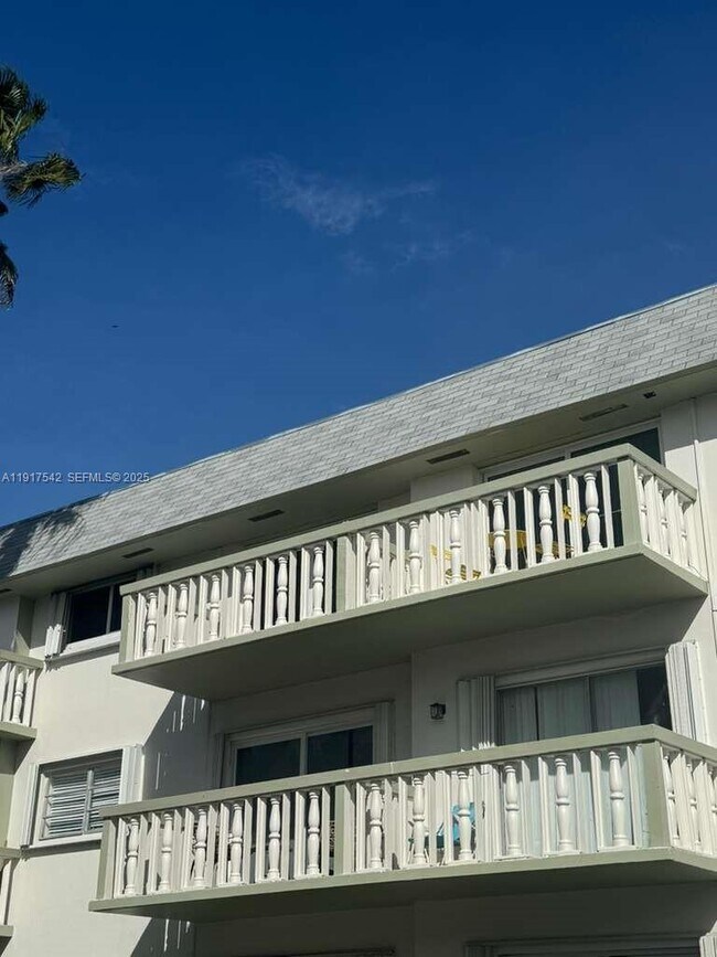 Building Photo - 15201 NE 6th Ave