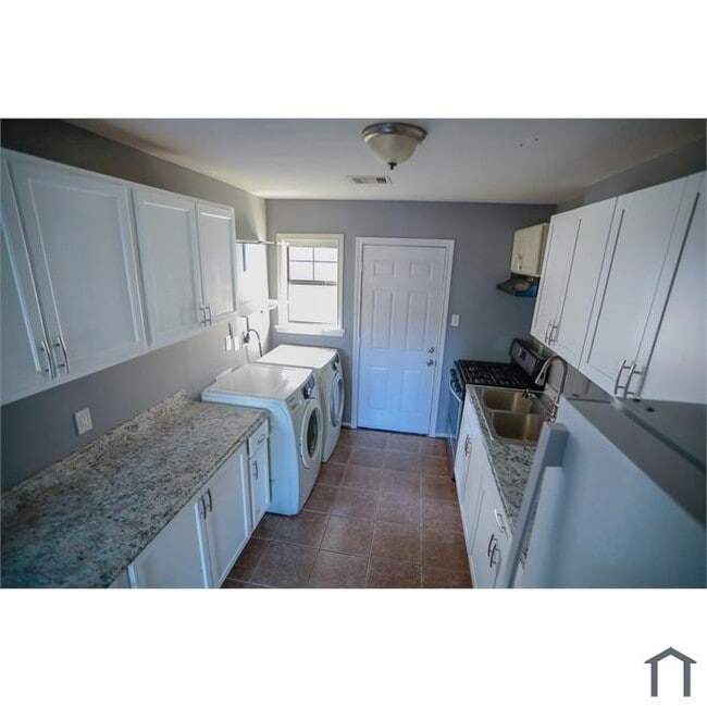 Photo - 3232 Berry St