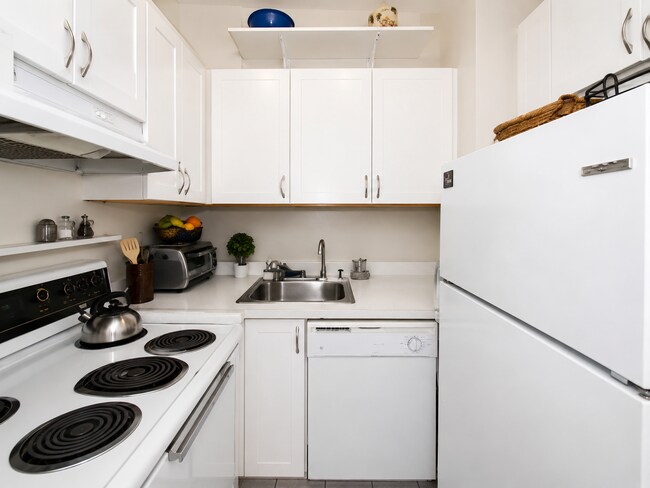 Photo - 1615 Q St NW Unidad 1010 at the Cairo
