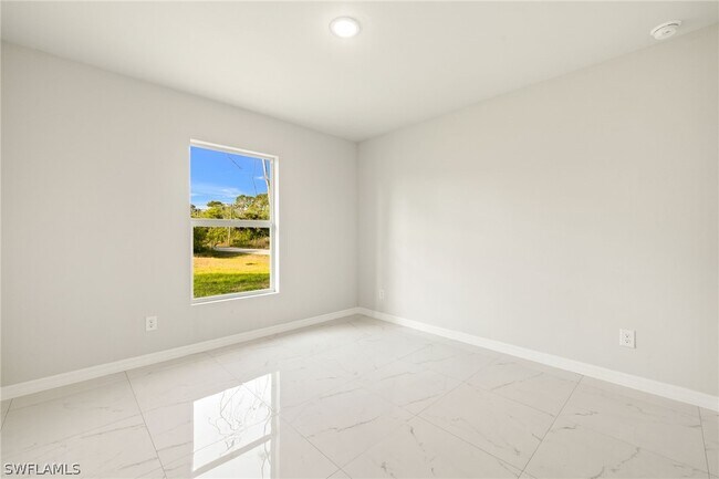 Photo - 835 Palomino St E