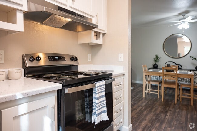 2BR, 1BA - 820SF - Kitchen